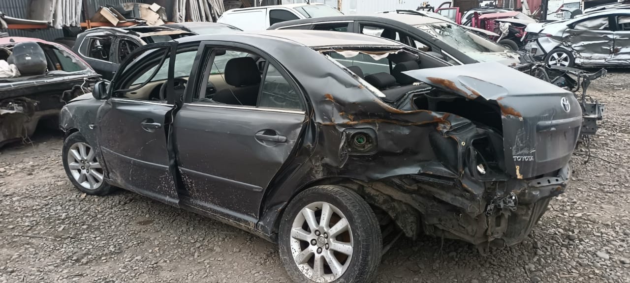  Toyota AVENSIS 2004    EN DESARME